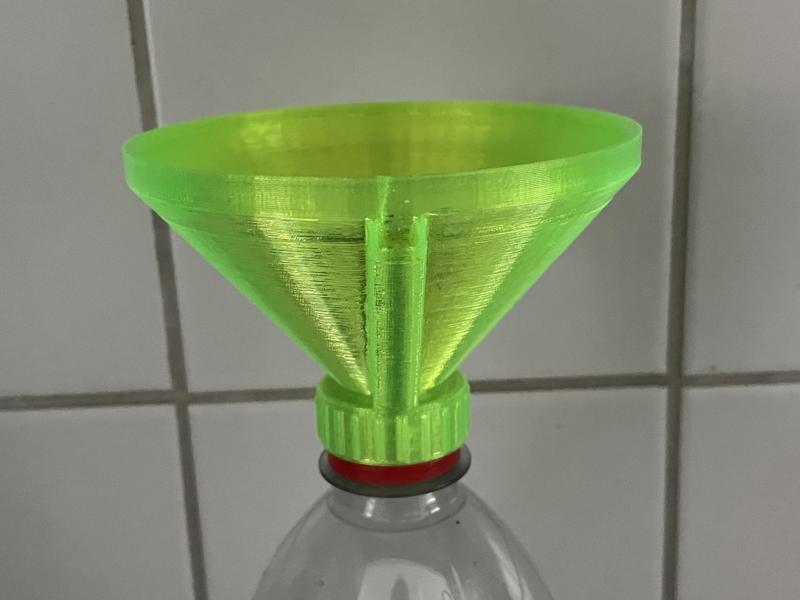Funnel for PET Bottle with tunnel for escaping air