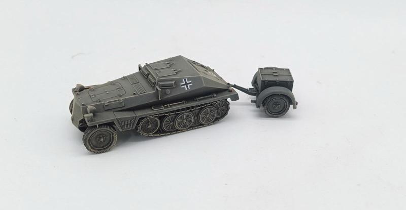 Half-track Sd.Kfz.252 Leichte Gepanzerte + Trailer + 2 Tankmen (Germany, WW2)