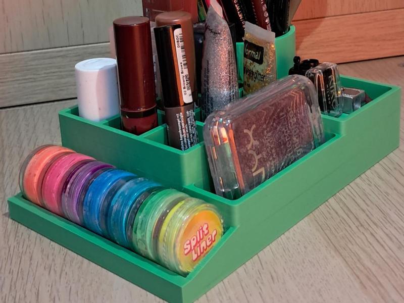 Makeup organizer with liner tray