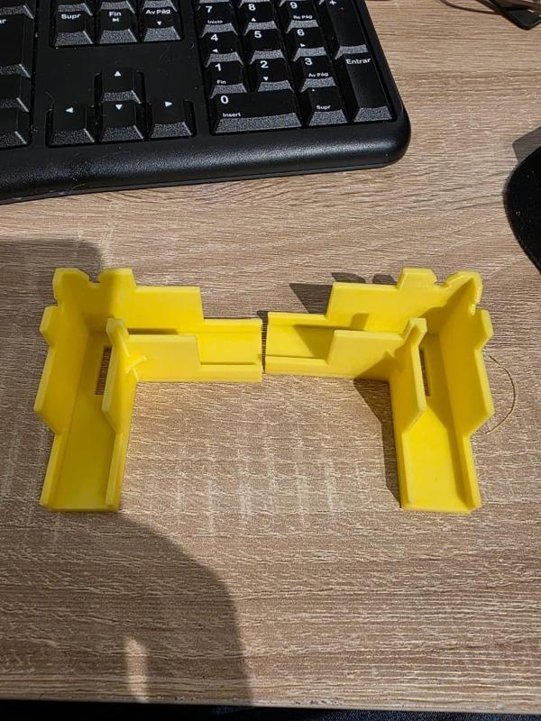 Corner pieces for furniture assembly