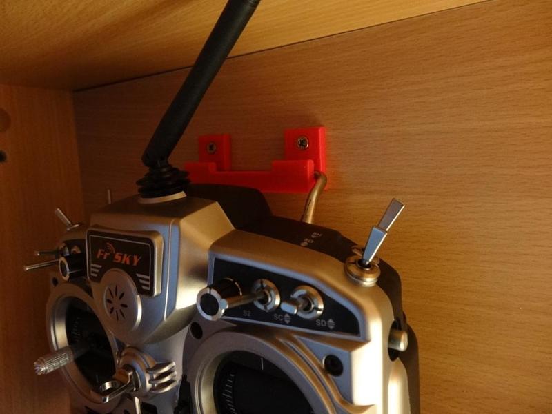 Wall mount for Taranis transmitter - Support mural pour radio Taranis