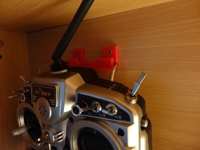 Wall mount for Taranis transmitter - Support mural pour radio Taranis