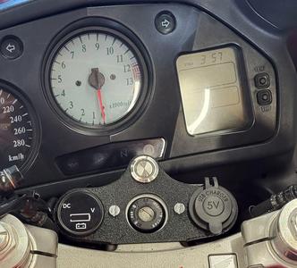 USB & voltmeter dashboard for VFR 800 Gen5 (no HISS)
