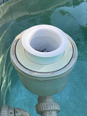 Skimmer basket floating weir