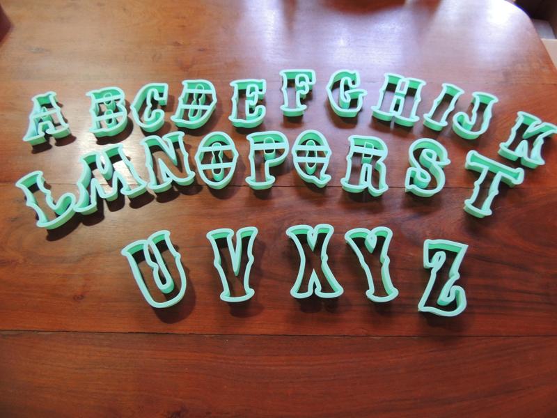 Complete alphabet of cookie cutters (25)