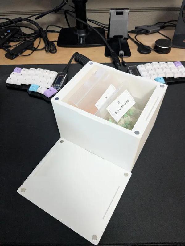 Medium box with magnetic lid   