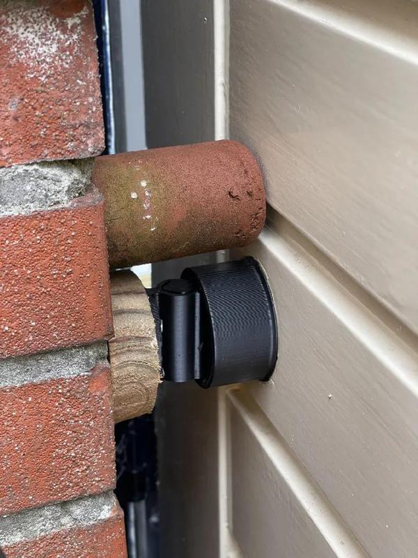 Round door catch garden door wind   