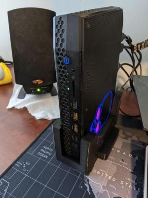 Intel NUC 8 vertical stand (nuc8i7hvk) leveled