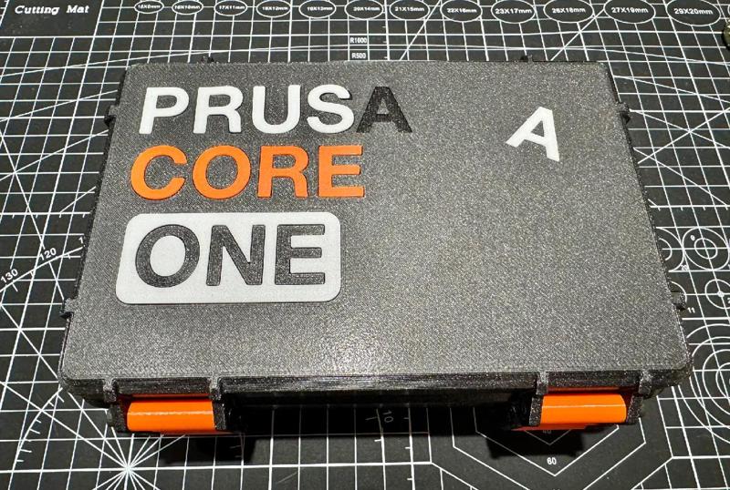 Deckel für die Rugged Box - PRUSA CORE ONE LOGO   