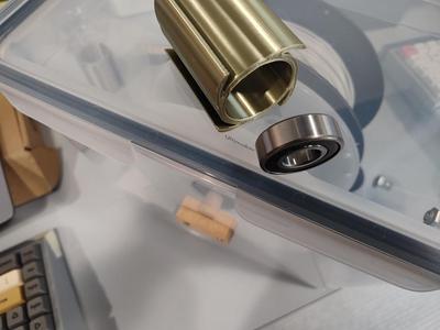 Filament spool-axis insert