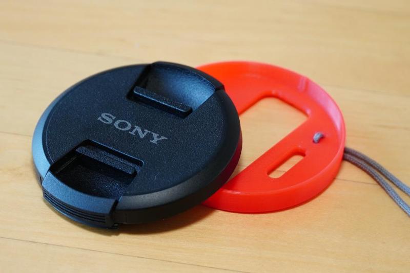 Halter für Objektivdeckel mit 55 mm Durchmesser / Holder for lens caps with 55 mm diameter