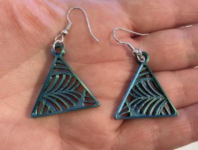 Triangle earrings (leaf pattern)