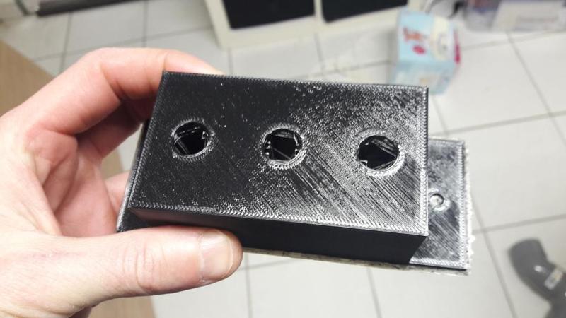 Boite à 3 boutons/interrupteur