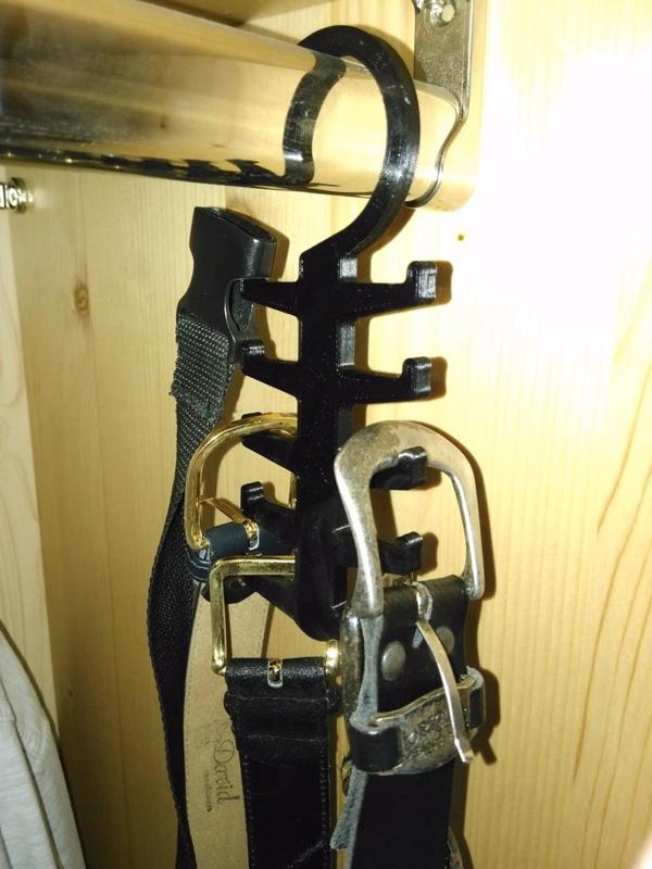 Yet another belt hanger