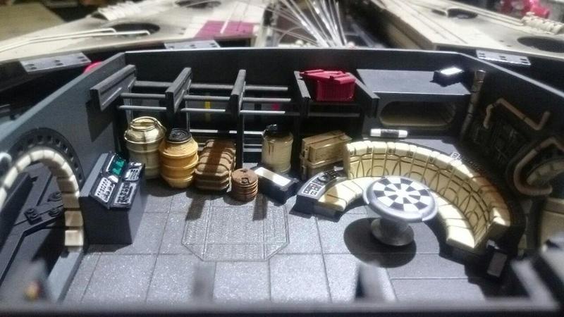 Accesorios para la bodega del Halcón Milenario deagostini. Bidones, garrafas y cajas.