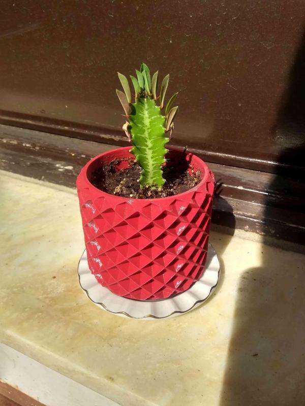 FLOWER POT (TRIANGULAR, FINE KNURLED) FLOWER POT