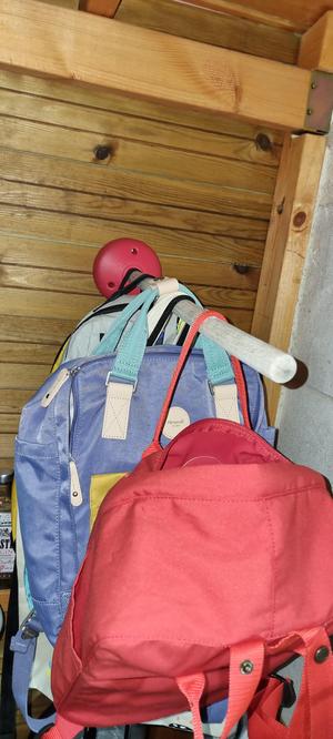 Bag storage hang