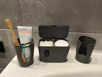 Set of accessories for the bathroom