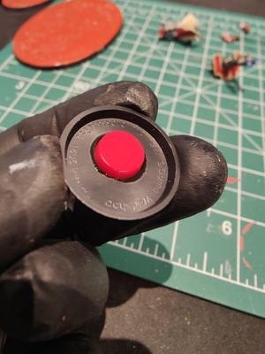 Magnetic base for miniatures