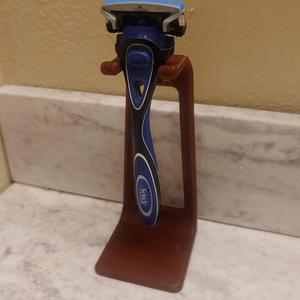 Earthquake resistant* shaver holder