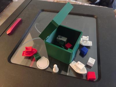 Box with print-in-place hinge