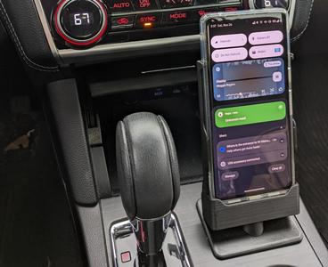 Pixel 7 Pro w Spigen Case USB Mount for 2018 Subaru Legacy