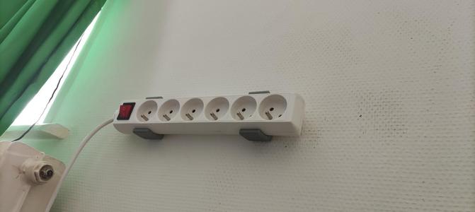 🇬🇧: Power Strip mount / 🇫🇷: Support mural de prises multiples