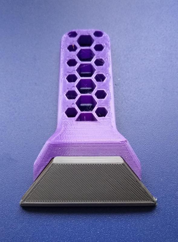 Scraperblade with magnetic cap