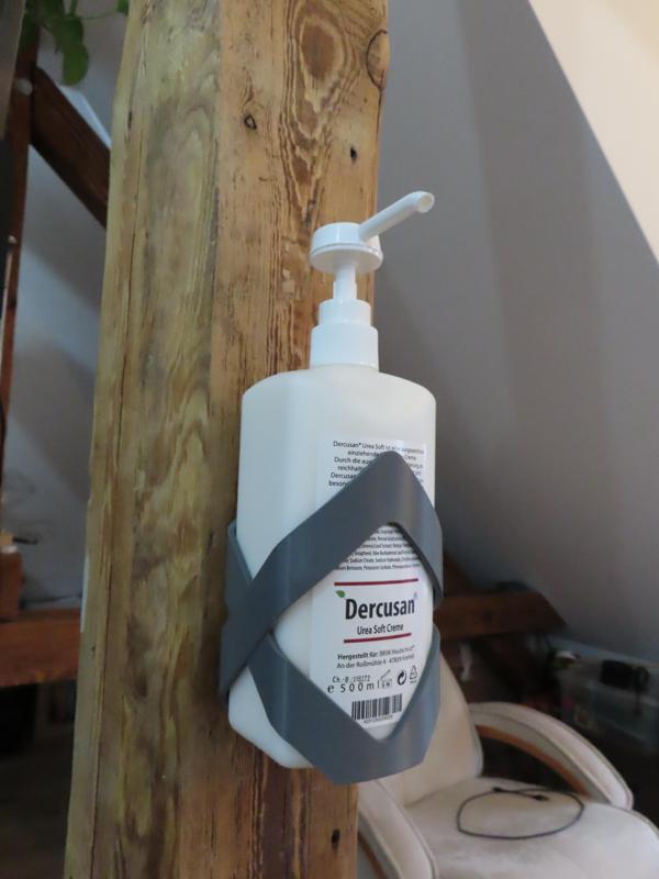 Pumpflaschenhalter für "Dercusan Urea Soft Creme"