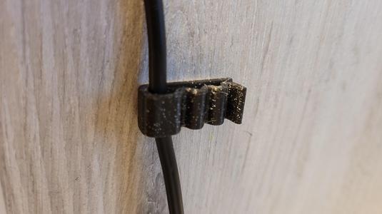 Small cable clip for thin cables