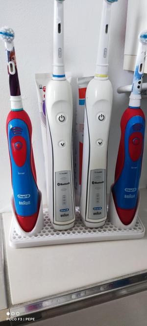 Oral B Familie Stand 4 = 2 Parent+ 2 Child