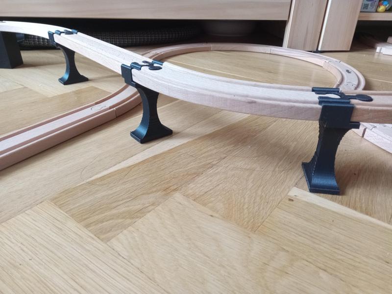 Mostní pilíř ke kolejím