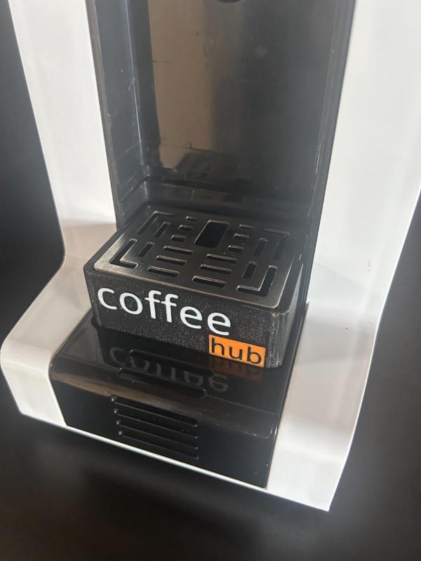 Suporto macchina caffé in stile “p_ _ _o-hub” 