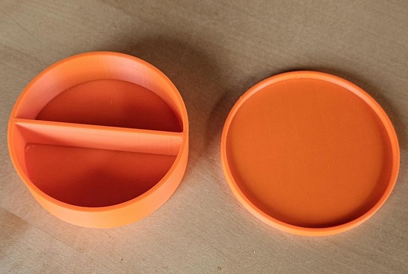 Einfache Dose mit Zweifachteilung / Single box with double partition