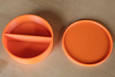 Einfache Dose mit Zweifachteilung / Single box with double partition