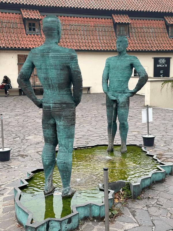 'Piss' sculpture, David Černý, Prague