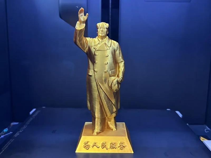 Chairman Mao's Golden Statue 4