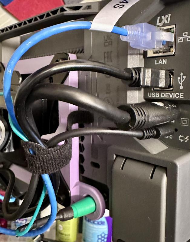 Rigol DHO800/900 VESA Mount with Cable Hold