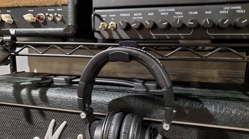 Wire shelves hook for headphones or cables