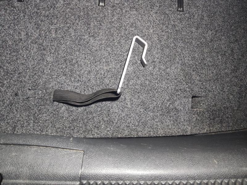 Fabia I Combi - háček podlahy kufru (Boot Carpet Pull Handle Clip)