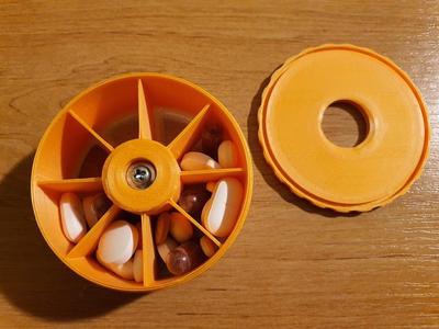 Dispenser for pills - 7 days, locking the metering, easy filling