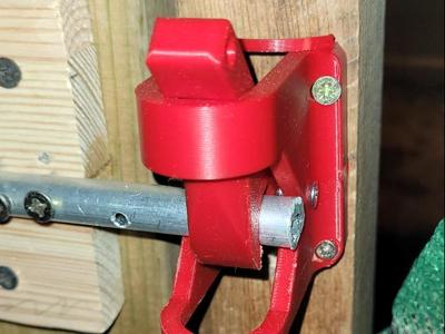 Self closing door latch