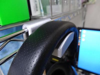 Headphone holder for wire shelves
