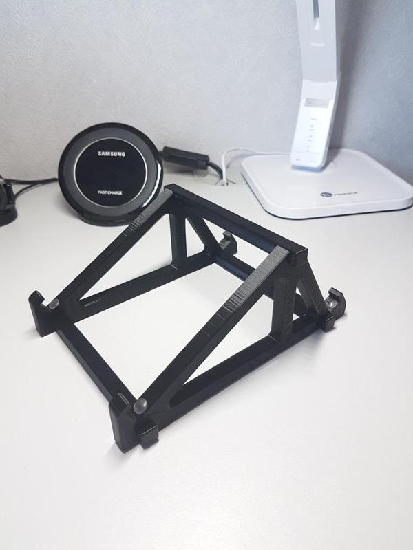 Phone / Tablet stand (stable and pluggable)