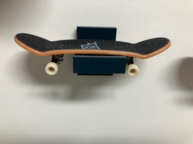 Stojánek na mini skateboard   