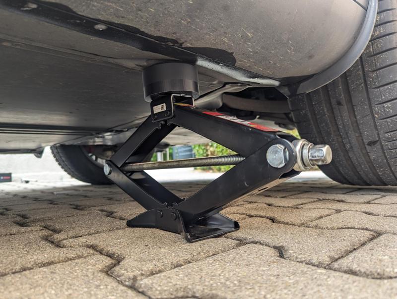 Tesla Jackpad adapter for mobile jacks