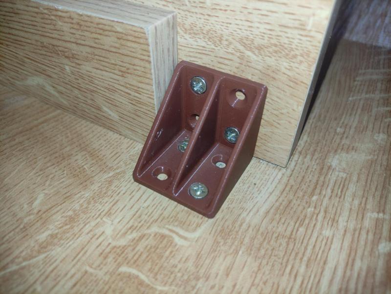 Roh - zpevnění stolu (bracket)