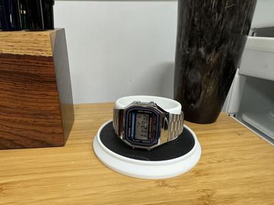 Desk-hole wristwatch tray