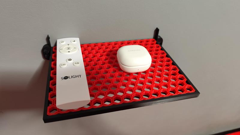 Stylová zaklápějící polička