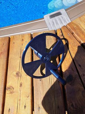 Pool flat drain hose roller